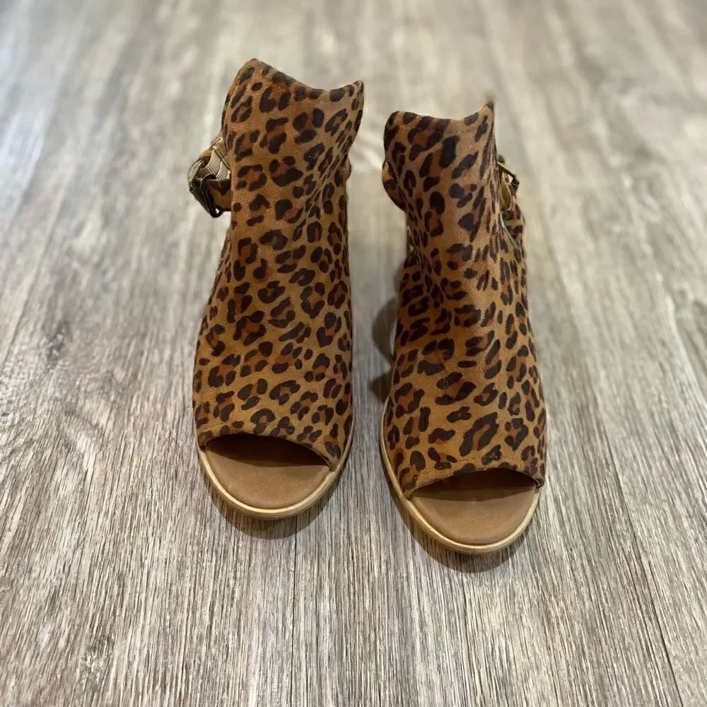 Very Volatile womens cheetah print block heels size 9. 3” heel